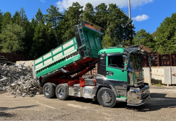 建築現場や解体現場から発生した廃棄物を回収・搬入するトラック